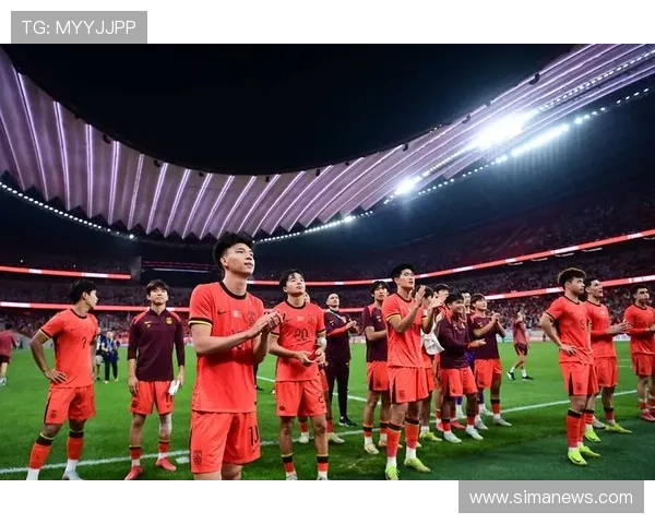 决赛气息拉满国足奖杯提前亮相